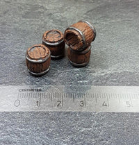 4 kleine Holzfässer